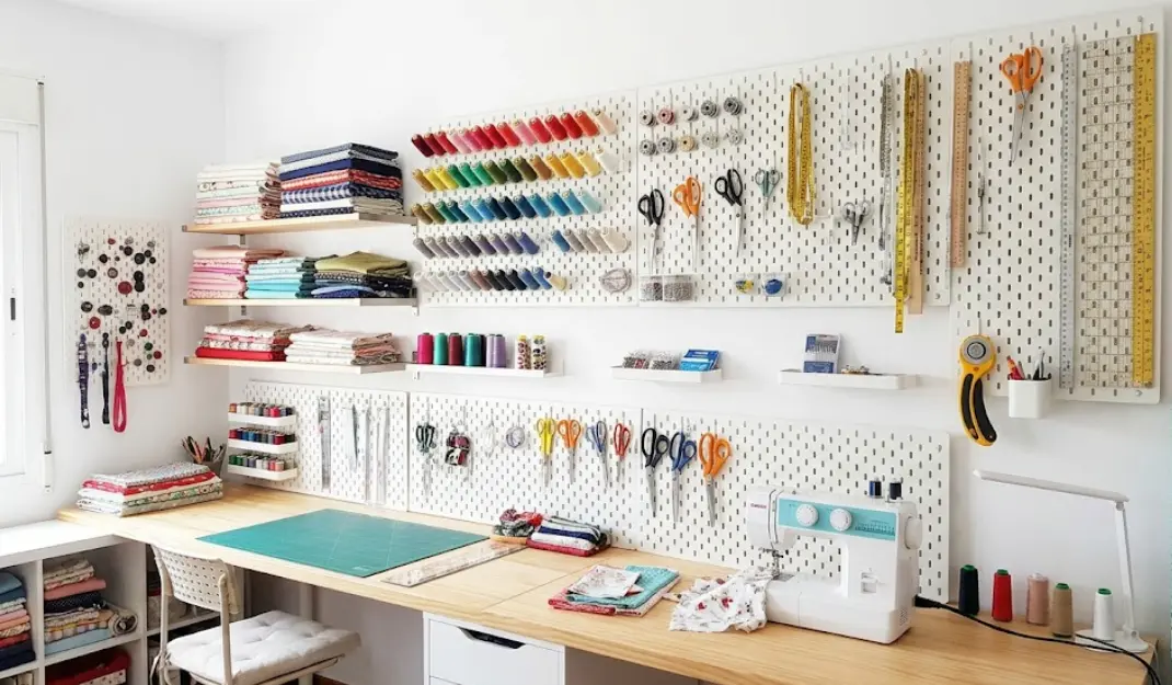 Tableros Perforados (Pegboards): Cómo Personalizarlos para tu Zona de Costura o Taller